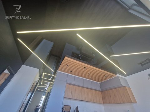 Sufit napinany czarny połysk w salonie i przedpokoju