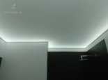 Biały sufit napinany z LED łazienka
