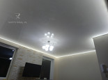 Sufit lustrzany z LED w salonie