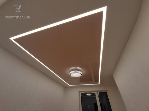 Sufit napinany biały, brązowy połysk w sypialni