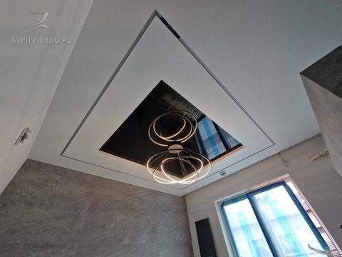 Sufit napinany czarny połysk w salonie