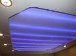 Półprzezroczysty sufit w salonie z LED oświetleniem