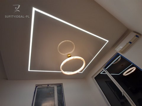 Sufit napinany biały połysk w salonie