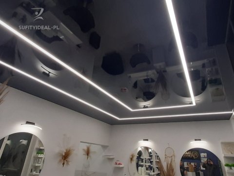 Sufit napinany czarny połysk z liniami LED