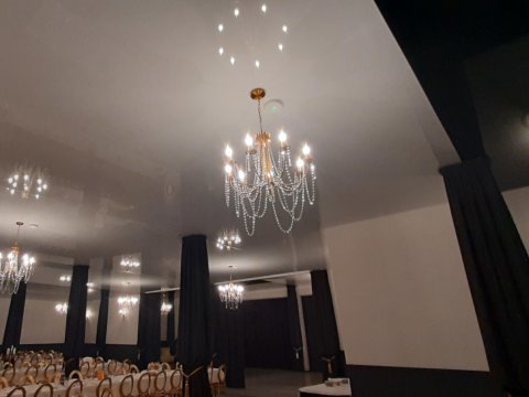Sufit napinany połysk w sali bankietowej