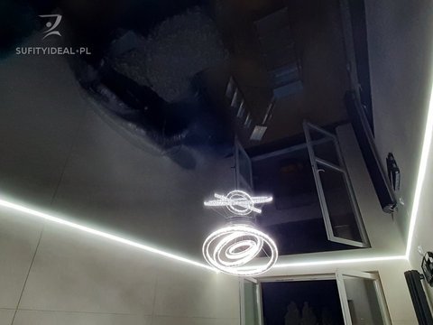 Sufit napinany czarny połysk w salonie