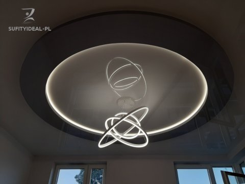 Sufit napinany czarny połysk w w lokalu usługowym