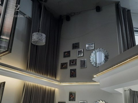 Sufit napinany czarny połysk w salonie