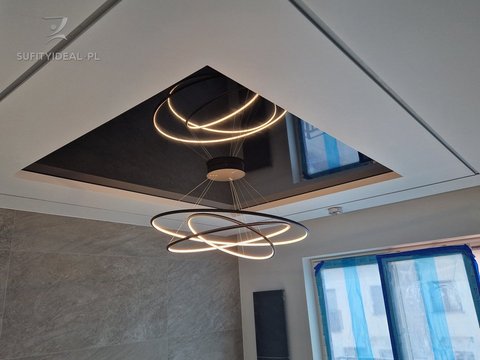 Sufit napinany czarny połysk w salonie